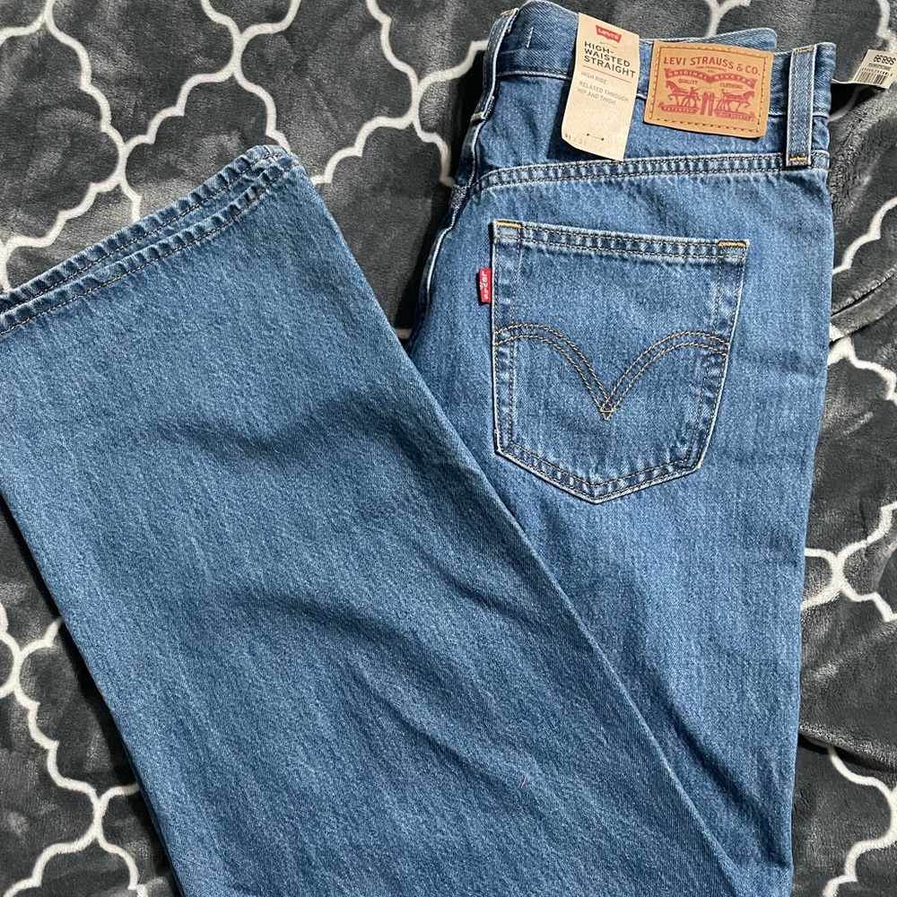 Levi’s high waisted straight high rise relaxed through hip and thigh.LTWSH 31x31